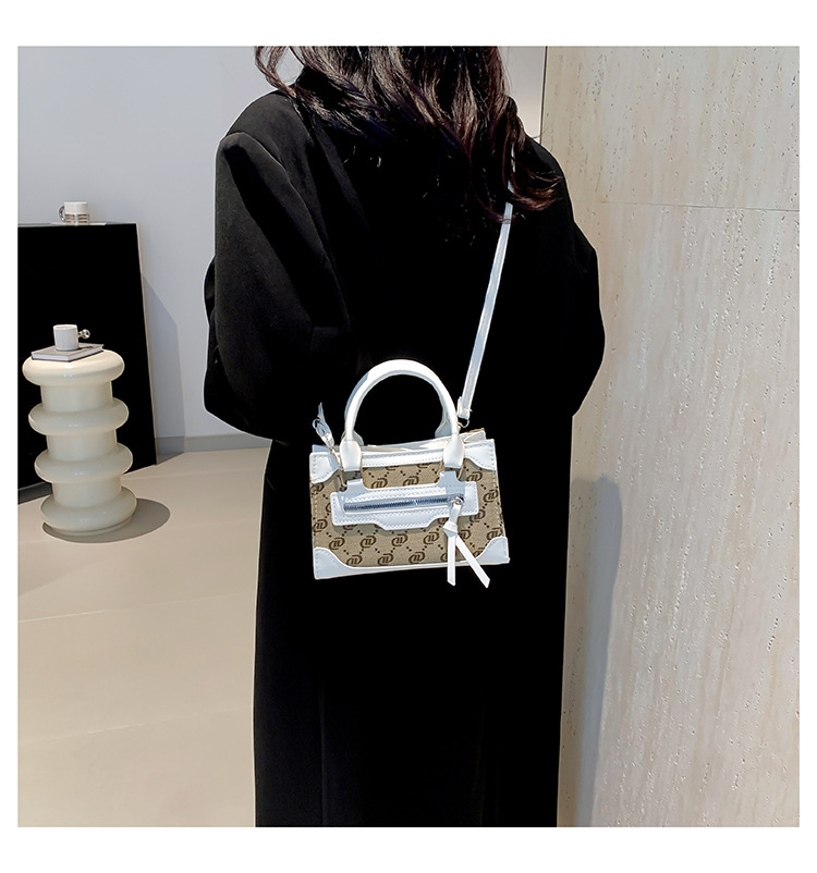 This stylish single-shoulder handbag, with a simple and casual texture, is a new Korean style crossbody small square bag for women in the autumn of 2024 undefined