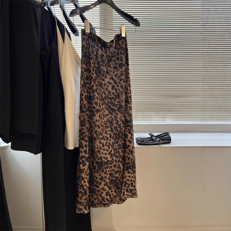 In-Stock Stylish and Sexy Vintage Leopard Print Flowing Long Silk Skirt with a Leopard Print Design, Available for Wholesale