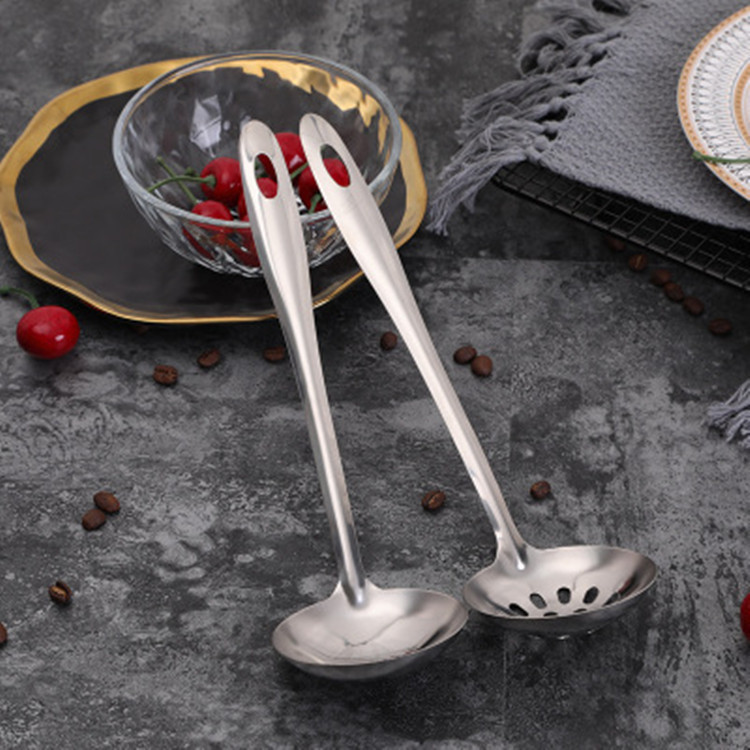 Wholesale stainless steel body handle soup spoon slotted spoon soup bowl holder handle long handle hot pot spoon hanging type kitchen soup spoon