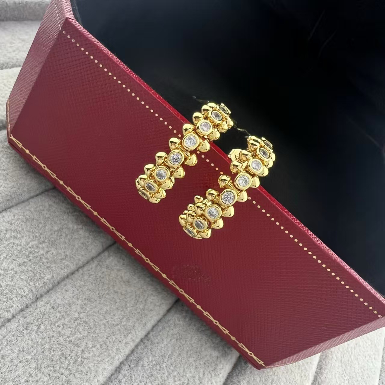 卡家中间钻柳钉耳钉金色