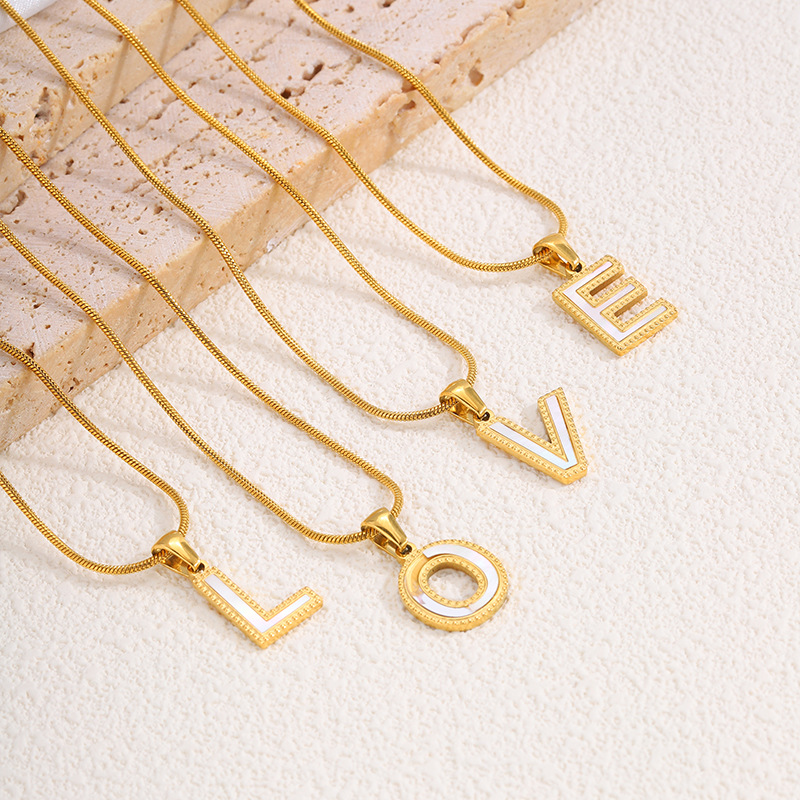 Nuevo caliente 26 letras inglesas collar pulsera colgante de acero titanio personalidad letras goteando accesorios colgante