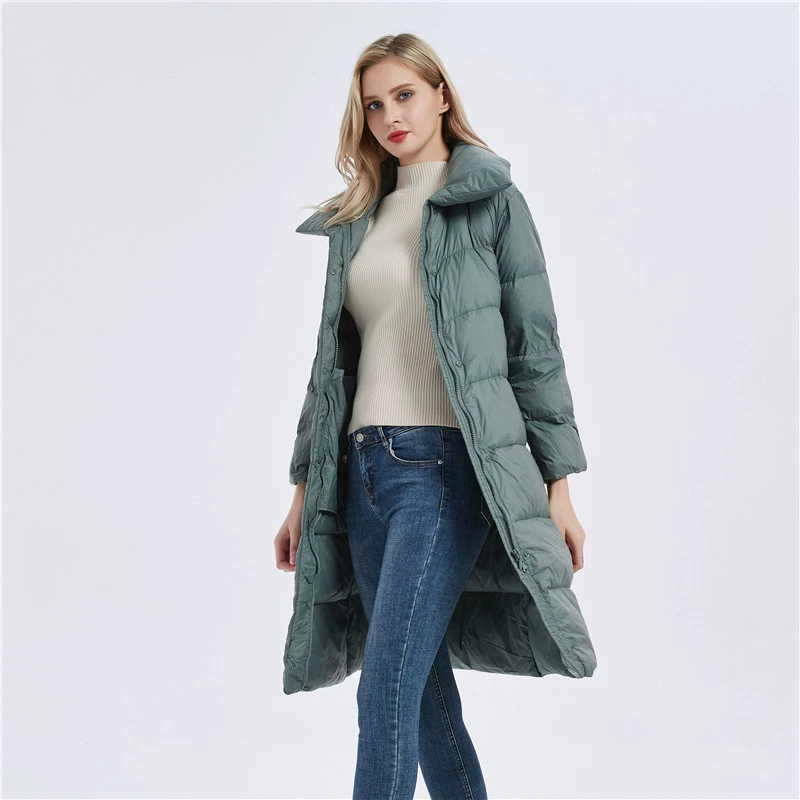 Женская удлиненная пуховая куртка, ниже колена, с отложным воротником, утепленная, объемного кроя, приталенная, с длинными рукавами, защищающая от холода, в европейском и американском стиле.