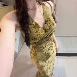 法式复古印花挂脖吊带连衣裙女春夏碎花无袖收腰显瘦包臀长裙子