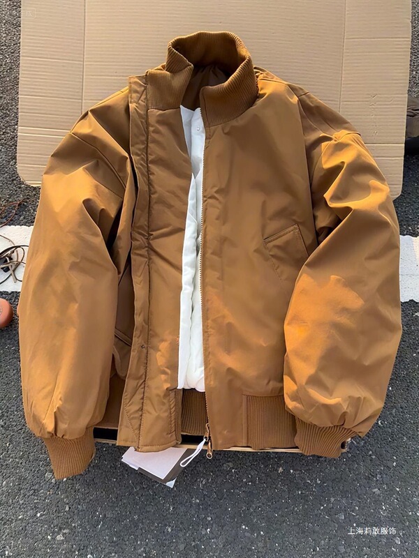 Brown Short down Jacket for Men, Autumn and Winter Thickened Stand-Collar Flight Jacket, American-Style Workwear Baseball Jacket Brown Short down Jacket for Men, Autumn and Winter Thickened Stand-Collar Flight Jacket, American-Style Workwear Baseball Jacket