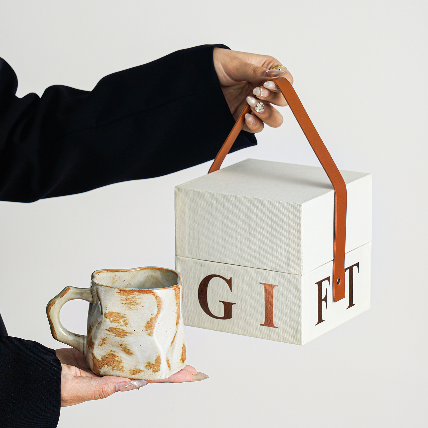 Taza de forma especial de cambio de horno, taza pellizcada a mano, taza de agua de café con leche de alta calidad de cerámica, taza de té de café de oficina, regalo pequeño
