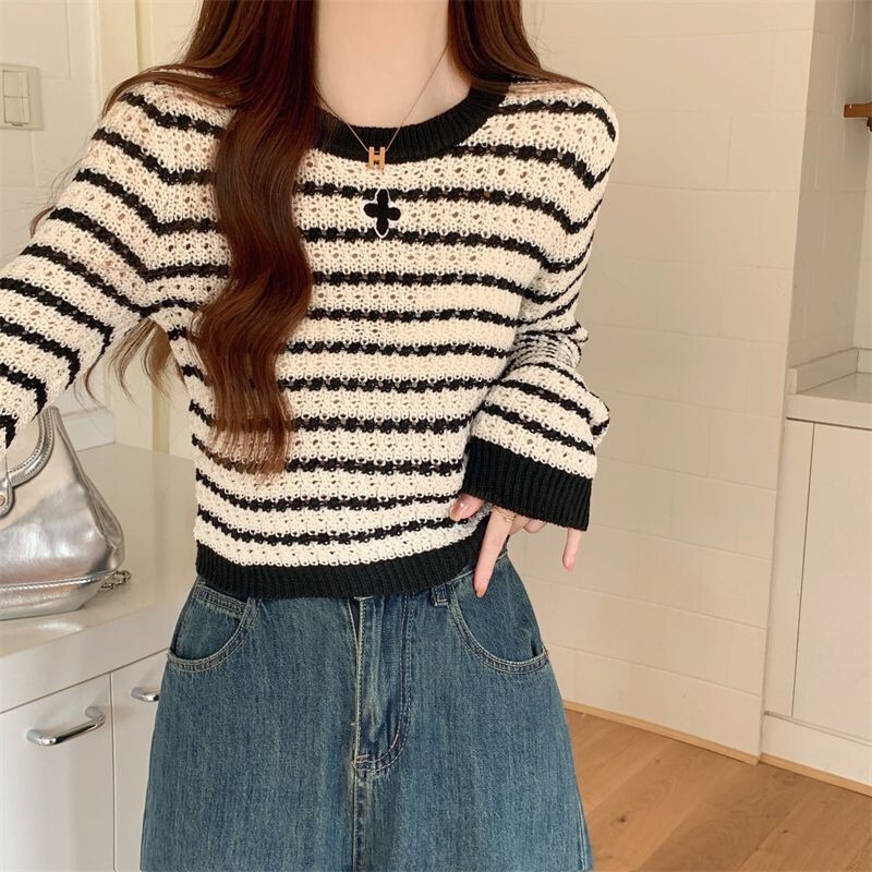 Korean-Style Gentle Design with Contrasting Black and White Striped Knitwear, Slim Fit, Versatile Short Long-Sleeve Top for Women Korean-Style Gentle Design with Contrasting Black and White Striped Knitwear, Slim Fit, Versatile Short Long-Sleeve Top for Women