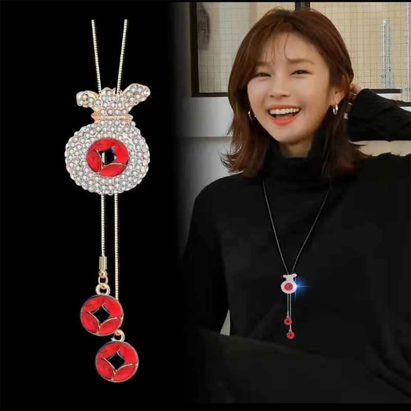 Colar longo com pingente amuleto em strass e tassel_voghion.com