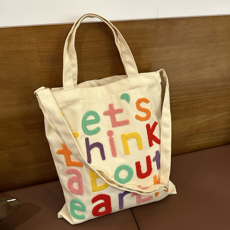 베이지색 문자 자수 크로스바디