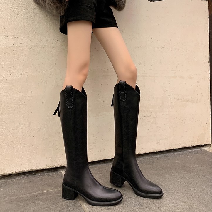Boot nữ cổ cao ôm bắp chân dáng V thon gọn, đế dày, gót vuông nhỏ — nhung đen
