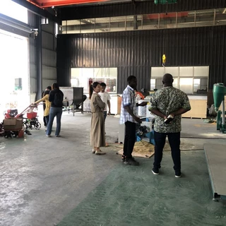 尼日利亚鱼饲料膨化颗粒机玉米次粉鱼粉混合搅拌机猫砂狗粮烘干机
