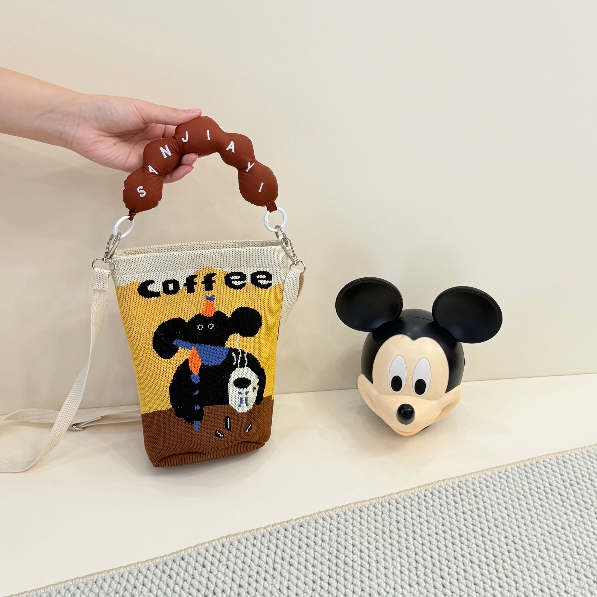 2026 primavera y verano nuevo bolso de cubo de pintura creativo portátil gran espacio de aire de dopamina alta sensación mochila