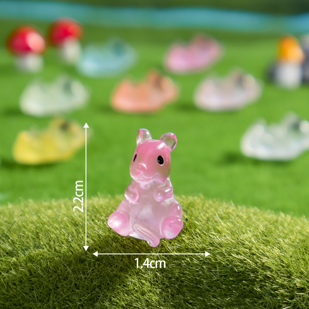 어둠 속에서 빛나는 작은 동물 쥐가 누워 혼합