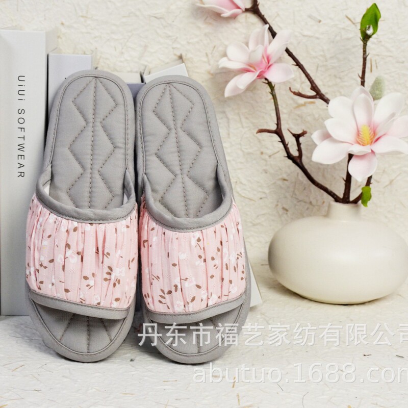 Time 19 Manufacturer's Delivery of Nordic-Style Couple's Fabric Home Slippers
