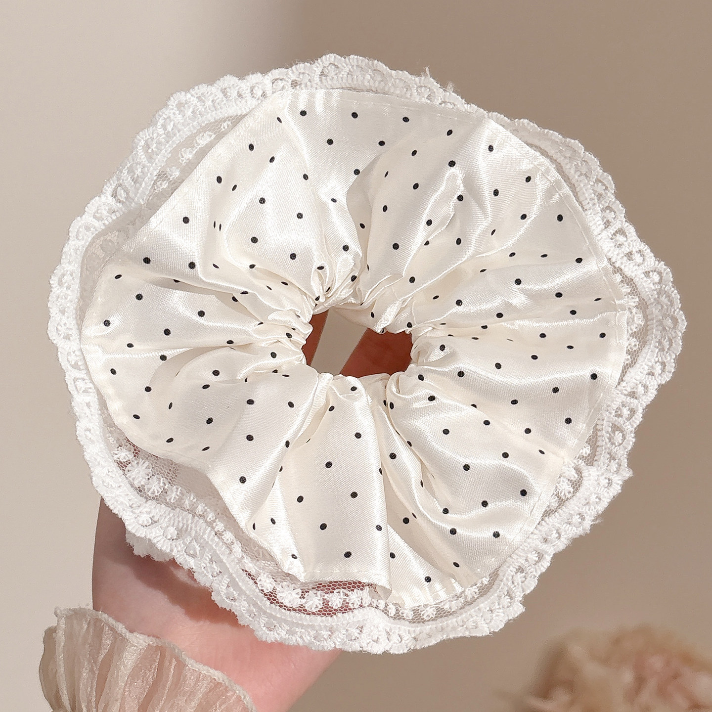 Nuevo scrunchie de encaje multicapa 2026 para mujer, lazo para el pelo de alta gama, accesorio suave para el cabello estilo coreano.