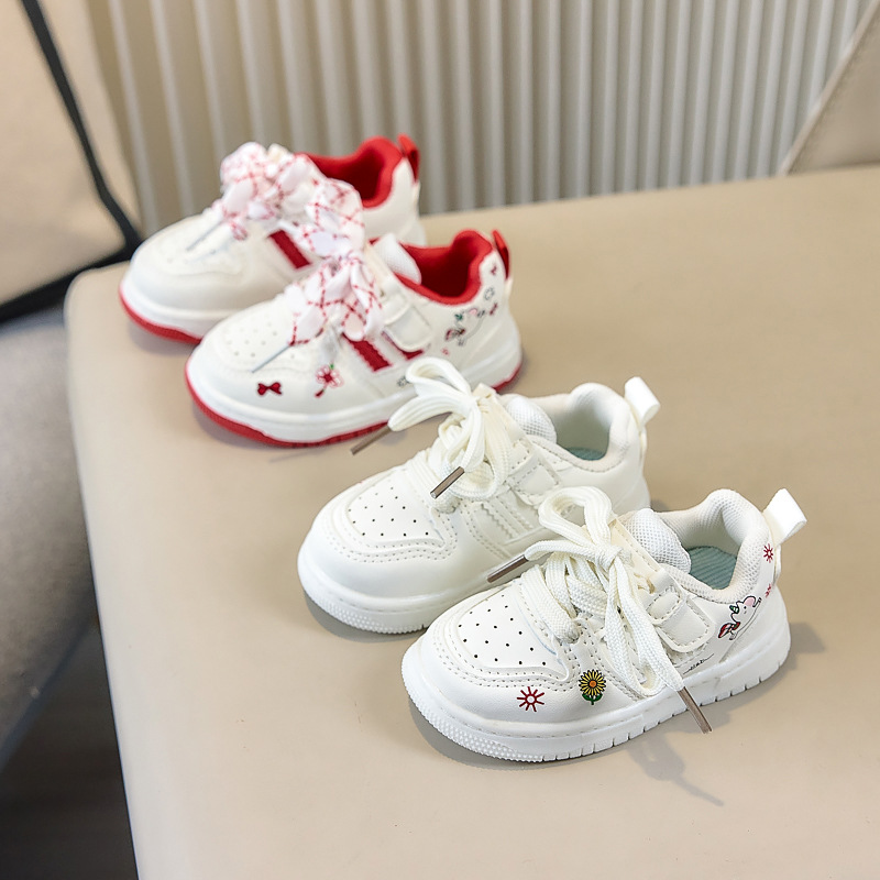 Zapatos deportivos infantiles de primavera 2026 zapatos de skate para bebés de niñas con suela suave antideslizante para bebés de hombre lindos zapatos blancos casuales image 4