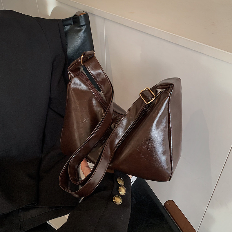 Color sólido textura de cuero suave hombro mochila para mujeres 2025 primavera nueva literatura y arte bolsos casuales bolsos especiales de moda