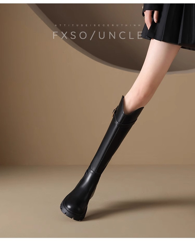 大きいサイズの長靴の女性を拡大します。|undefined