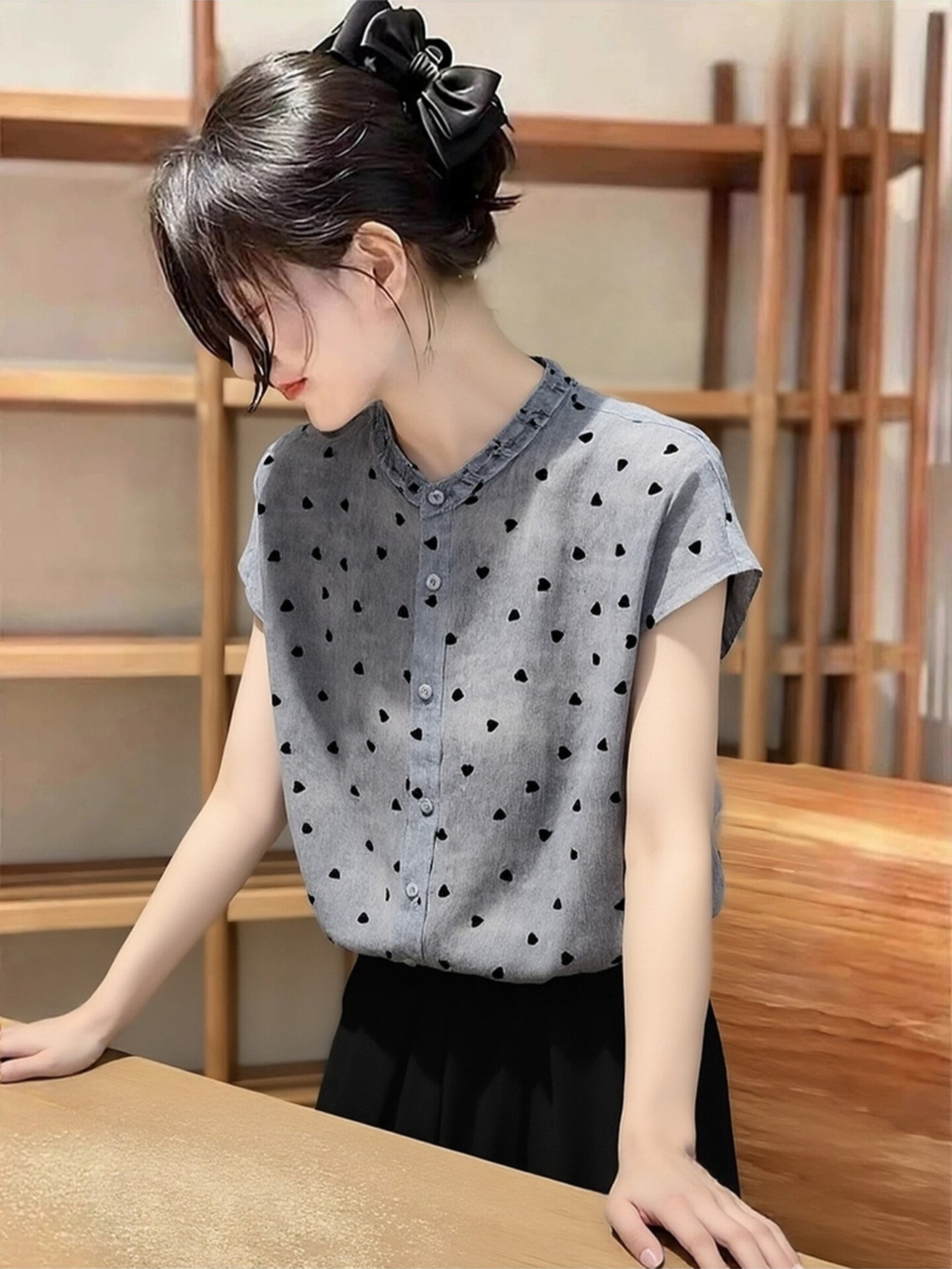 Áo sơ mi ngắn tay nữ họa tiết chấm bi phong cách Pháp, dáng rộng thoải mái — Điểm sóng xám