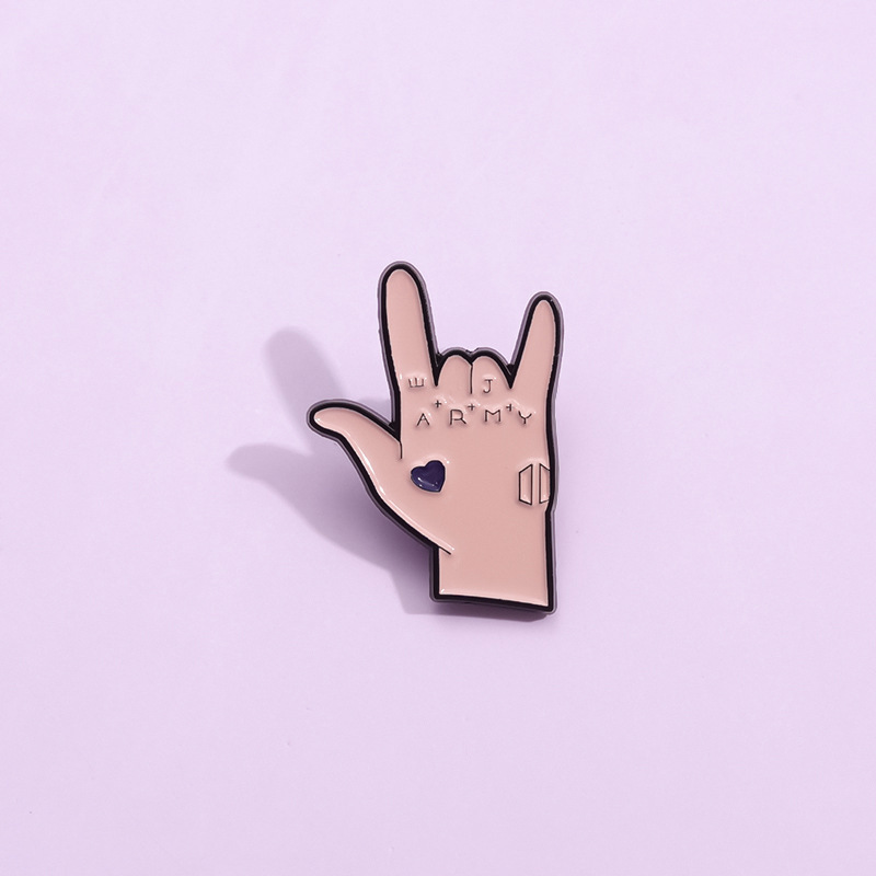 European and American creative music band lead singer tattoo gesture commemorative rock punk cartoon metal ornament brooch European and American creative music band lead singer tattoo gesture commemorative rock punk cartoon metal ornament brooch
