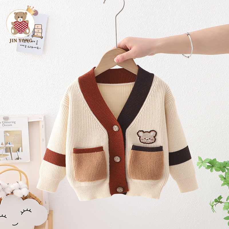2024 Nuovo maglione lavorato a maglia per bambini, cappotto con orsetto, bottoni in alto, cardigan morbido con giunture colorate a contrasto, edizione coreana_voghion.com