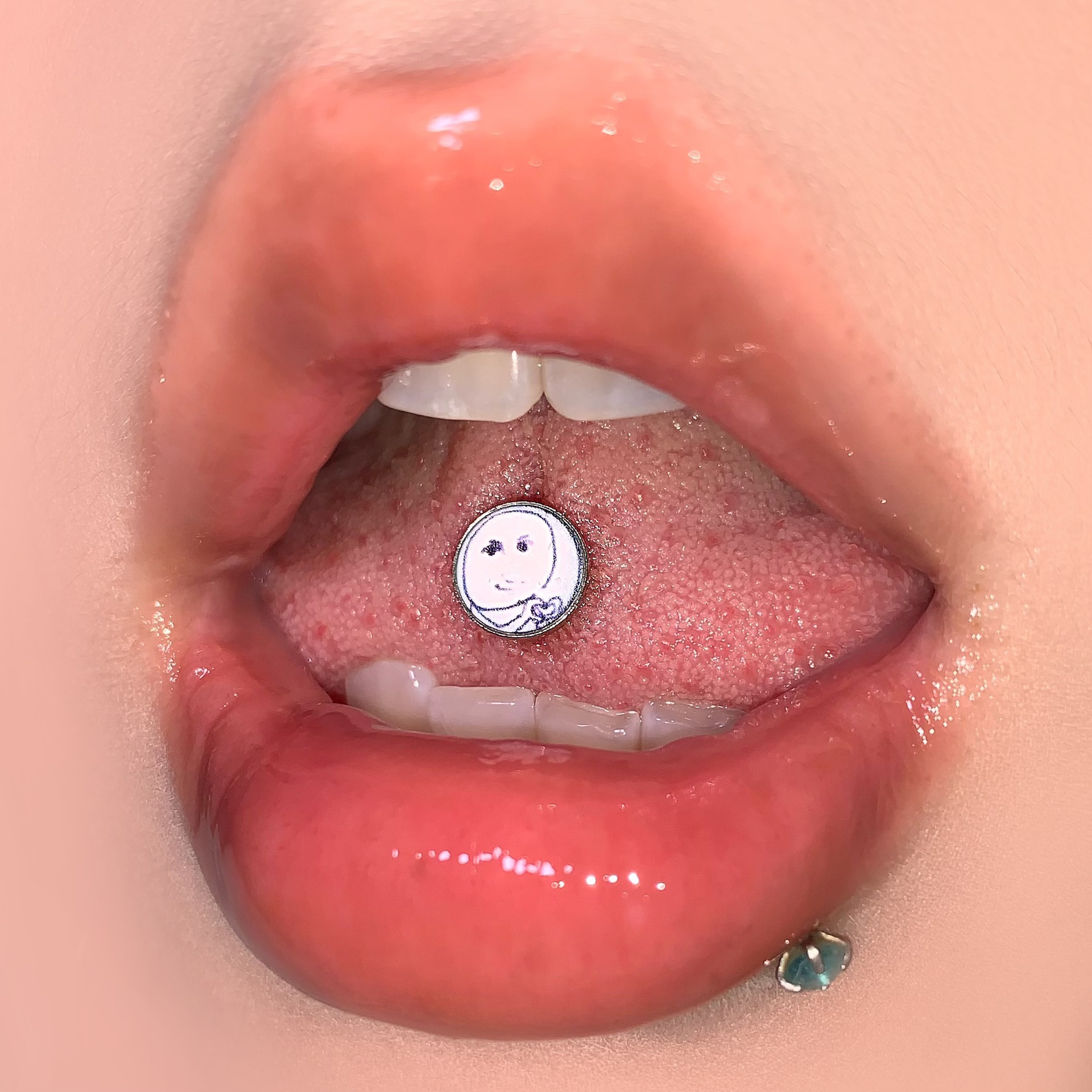 16G labret stud size and finish detail