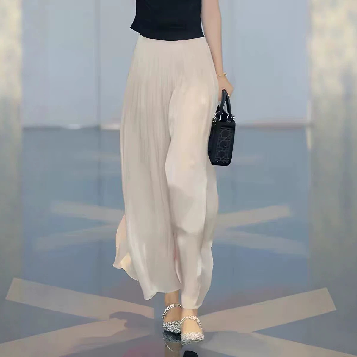 Quần culottes nữ ống rộng chất liệu lụa lưu ly mát mẻ, thiết kế xếp ly bay bổng — màu đen chi tiết 1