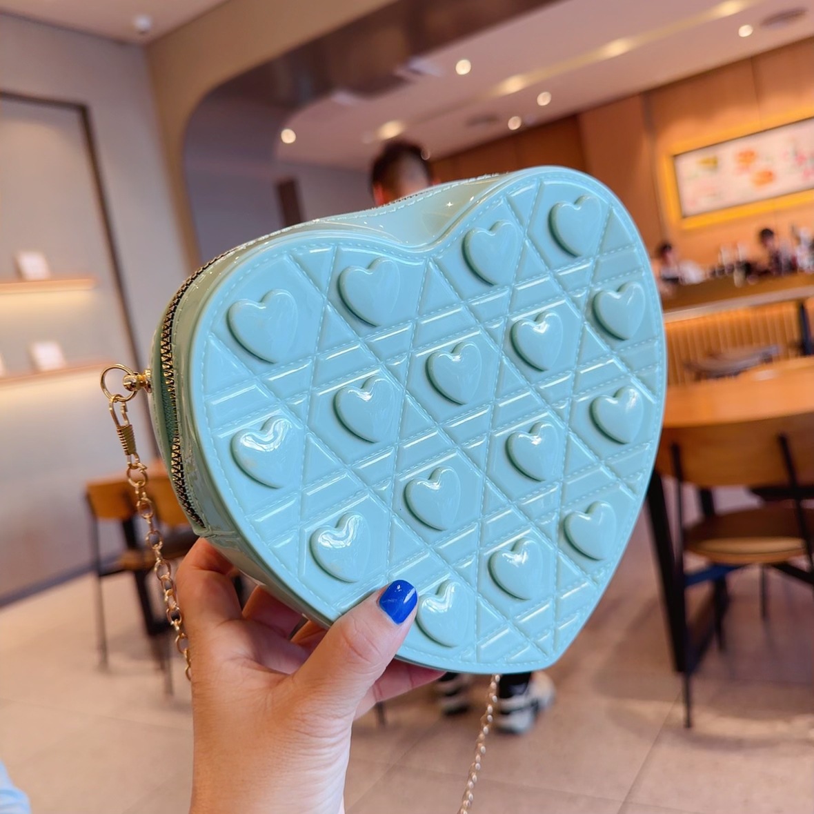 The 2025 new heart-shaped bag is a fashionable and versatile single-shoulder crossbody small bag. It's a cute jelly bag for women in summer undefined