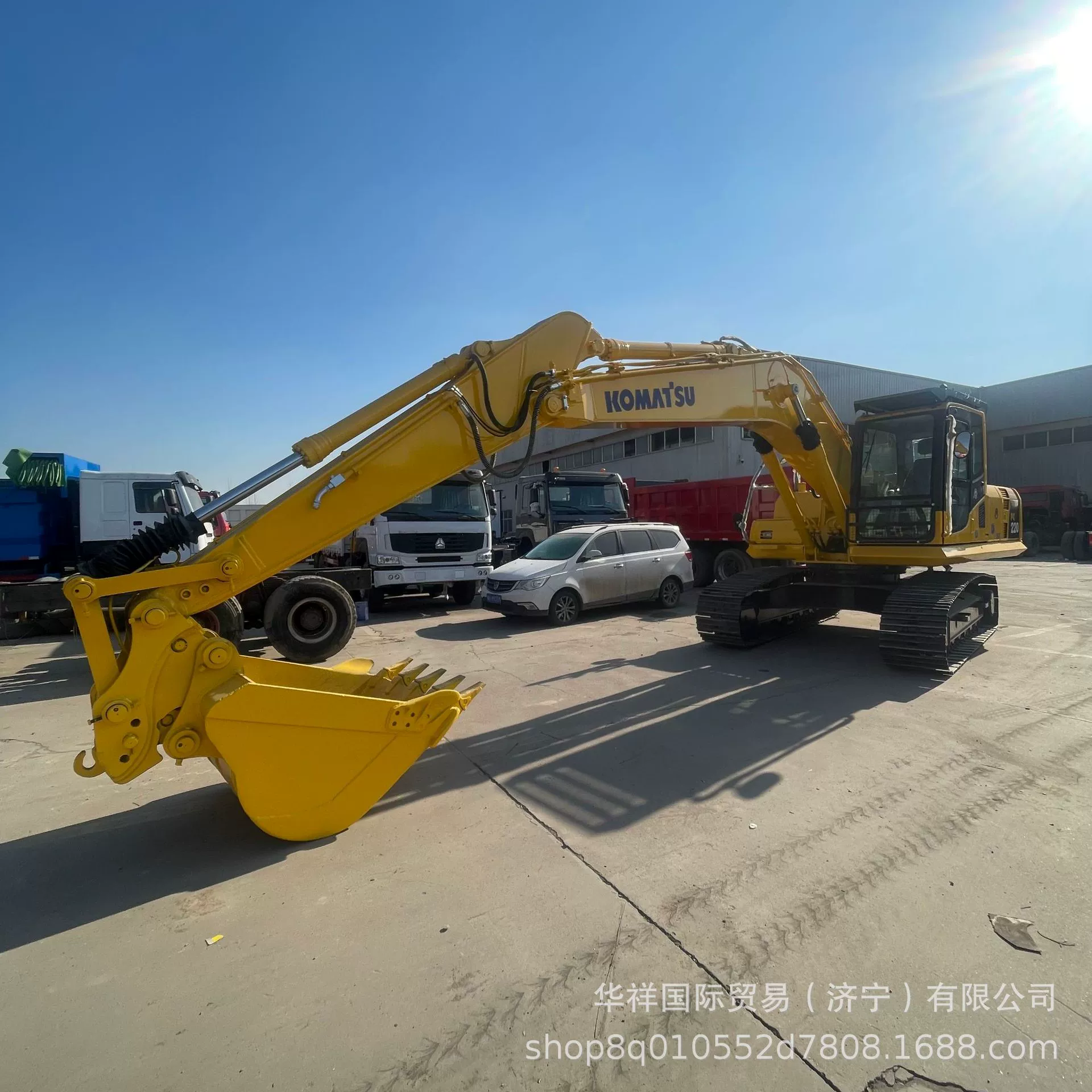 Зарубежные продажи восстановленных экскаваторов PC220, экскаваторов, грузовиков-манипуляторов, поставки гусеничной спецтехники и погрузчиков для внешней торговли.