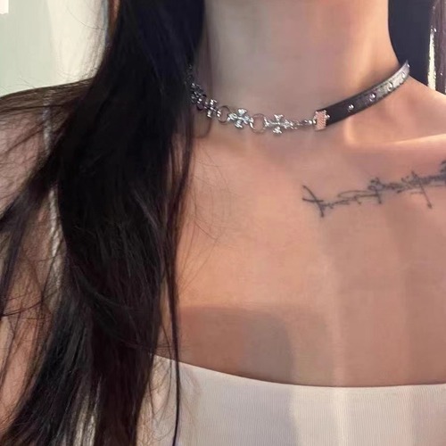 Cool Wind Asymmetric Cross Stitch PU Leather Necklace Short Choker Lock Chain Sweet Cool Style Accessory 2024