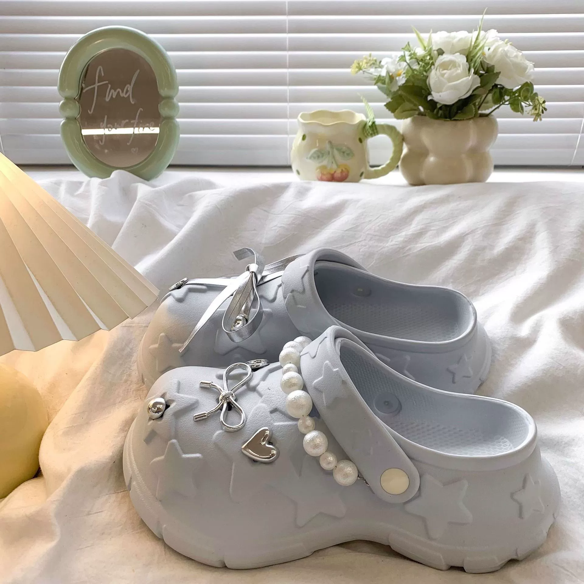 Стильная милая мультяшная звезда пещерная обувь женская 2025 новая летняя наружная одежда толстая подошва, увеличенные холодные тапочки