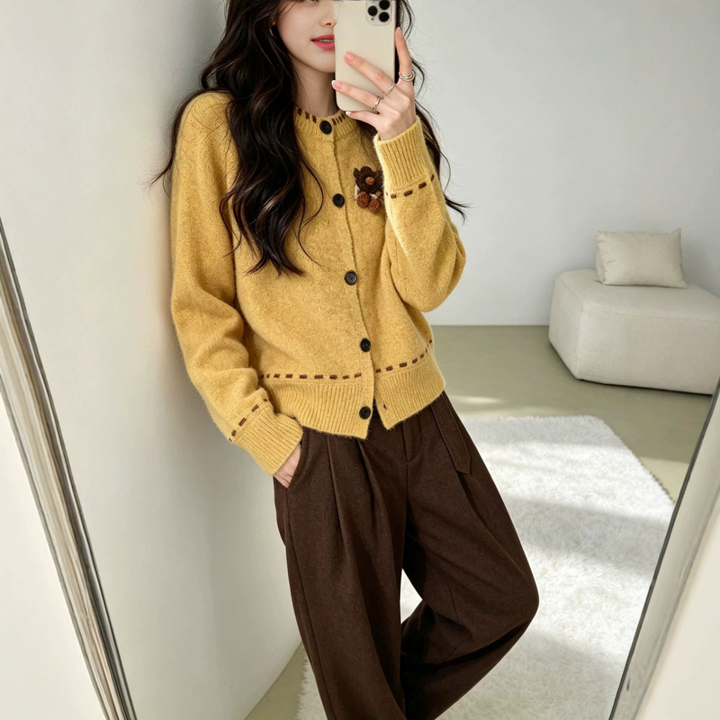 Korean-style high-end soft and loose yellow sweater coat for women, new vintage casual knitted cardigan top for autumn and winter Korean-style high-end soft and loose yellow sweater coat for women, new vintage casual knitted cardigan top for autumn and winter