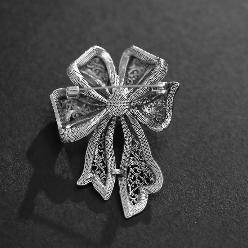 蝶結びは真珠のブローチの高級な女性の胸の花のピンのデザイン感に似せます。|undefined
