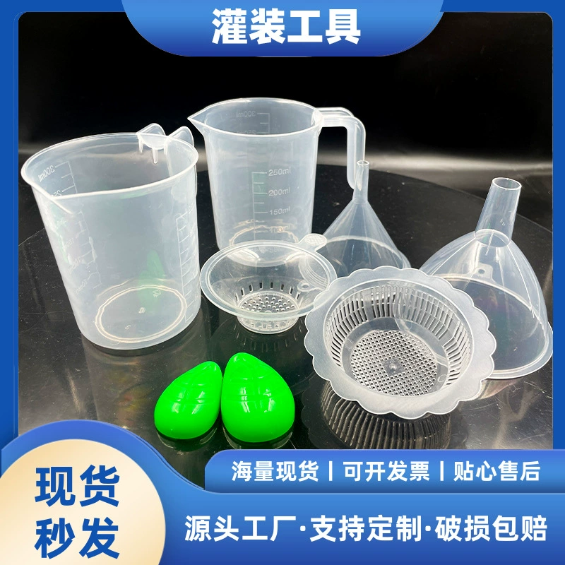 Набор из четырех инструментов для наполнения пакетов: воронка с крышкой калибра 0,86/1,5, сетчатый фильтр, мерный стакан, устройство для закручивания крышек, для запечатывания и дозирования.