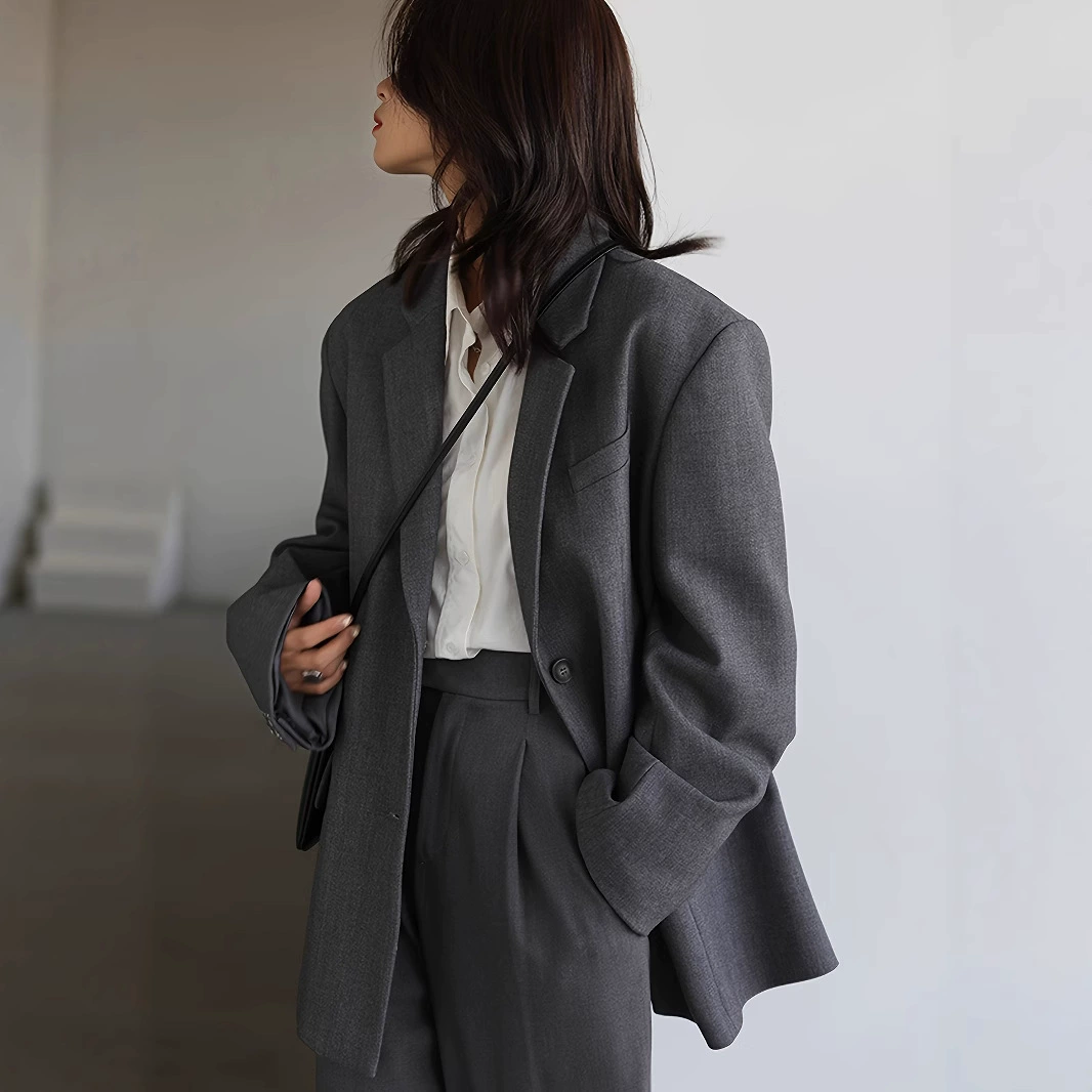 Женский повседневный маленький пиджак, новинка весны-осени 2025 года, дизайн в корейском стиле, свободный крой, с разрезом.