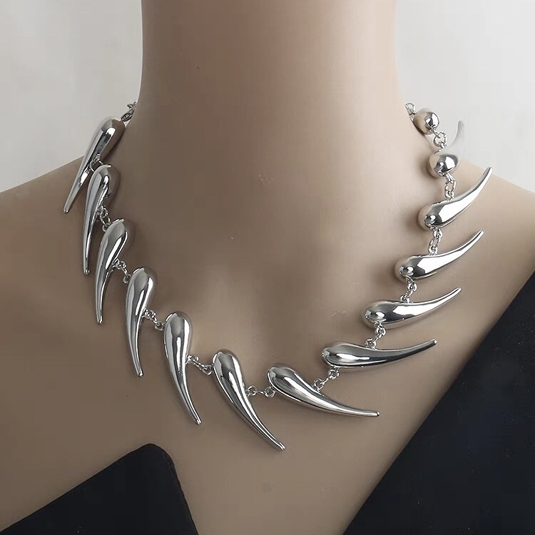 European and American Designer Men's Chunky Metal Chili-Shaped Necklace 2026 New Trendy Women's High-End Choker Collarbone Chain