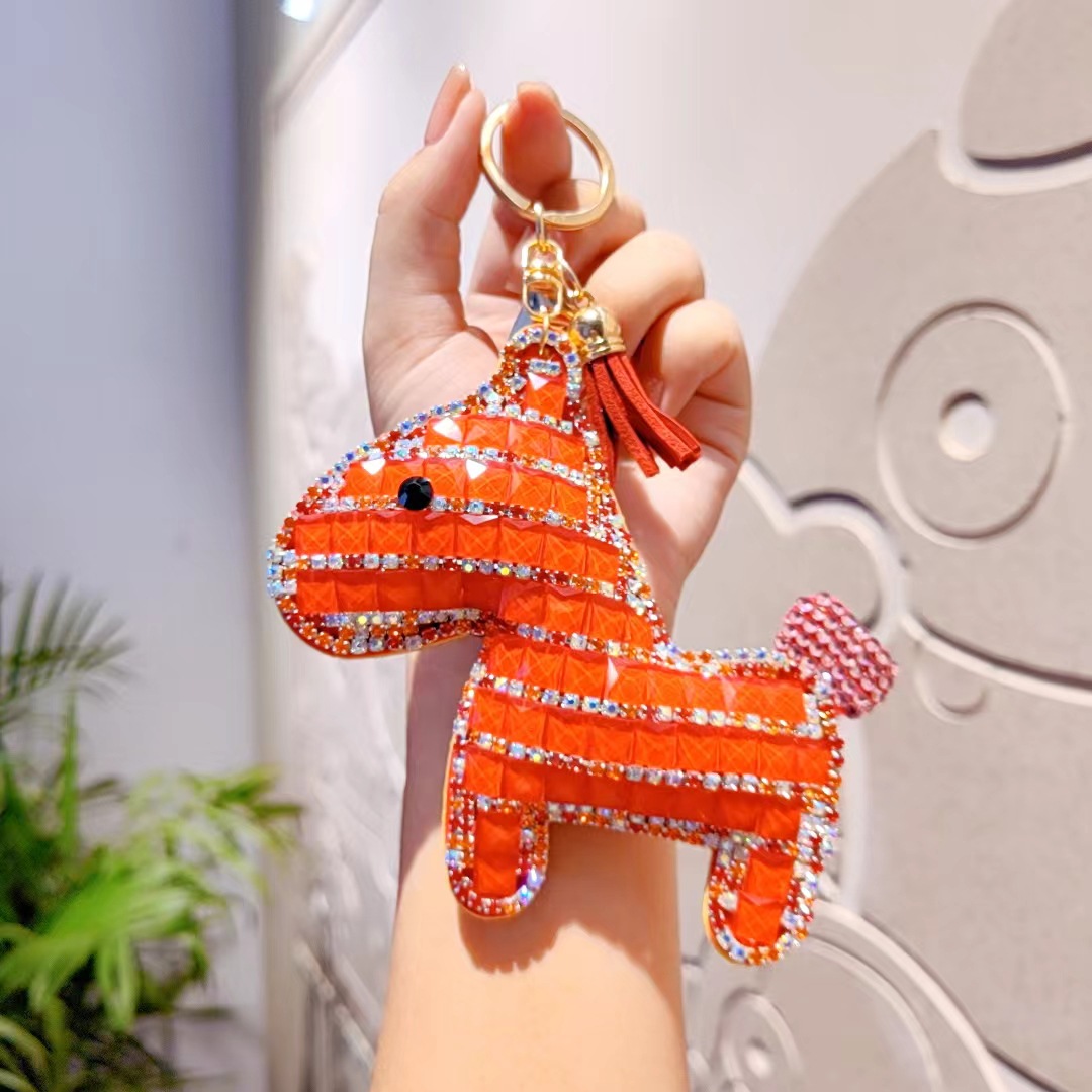 韓国のかわいいダイヤモンドの馬の子供の鍵は自動車のキーチェーンの女性のファッションのカバンのペンダントの小さい贈り物の卸売りを掛けます。