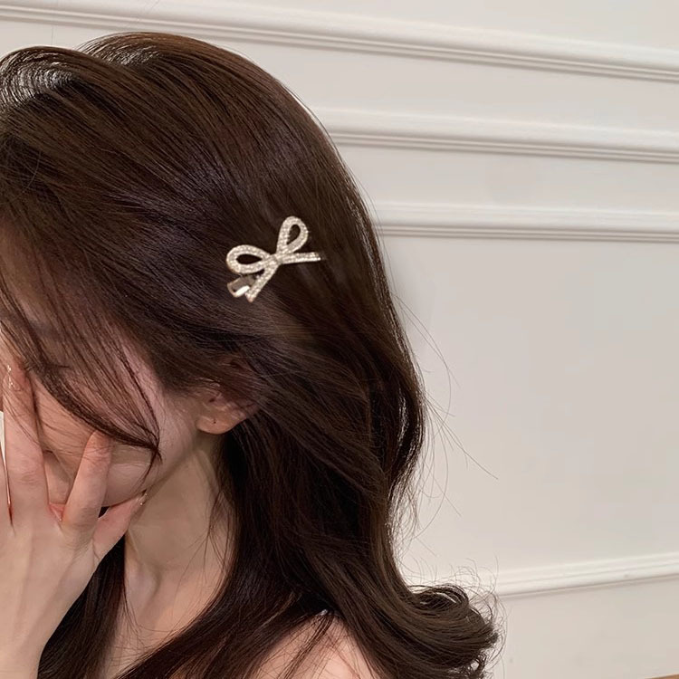 Super flash diamante arco clip lateral clip de metal clip de boca de pato fijación de cabello de la niña joyas de cabeza clip rojo