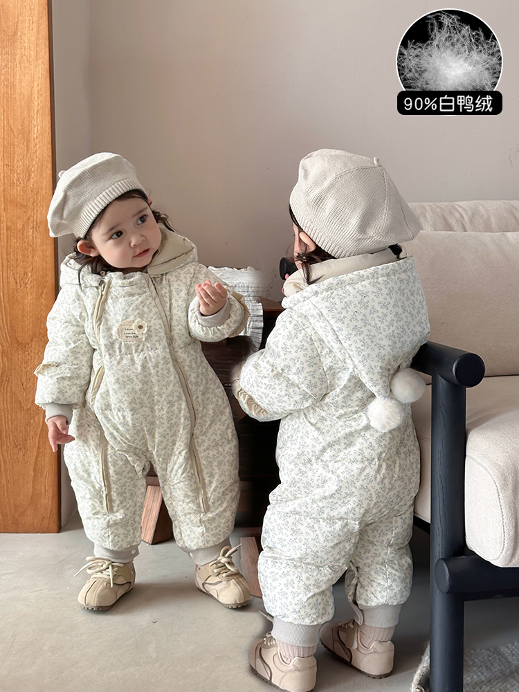 Nuevo invierno en el bebé plumón camiseta de mujer bebé ropa de baño blanca princesa ropa de escalada de flores trituradas
