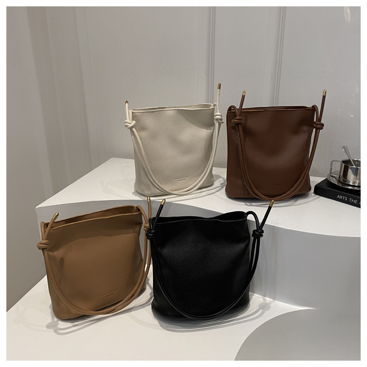 Solid-color simple single-shoulder casual. This year, the retro large-capacity 2024 new autumn crossbody bucket bag for women is in vogue undefined