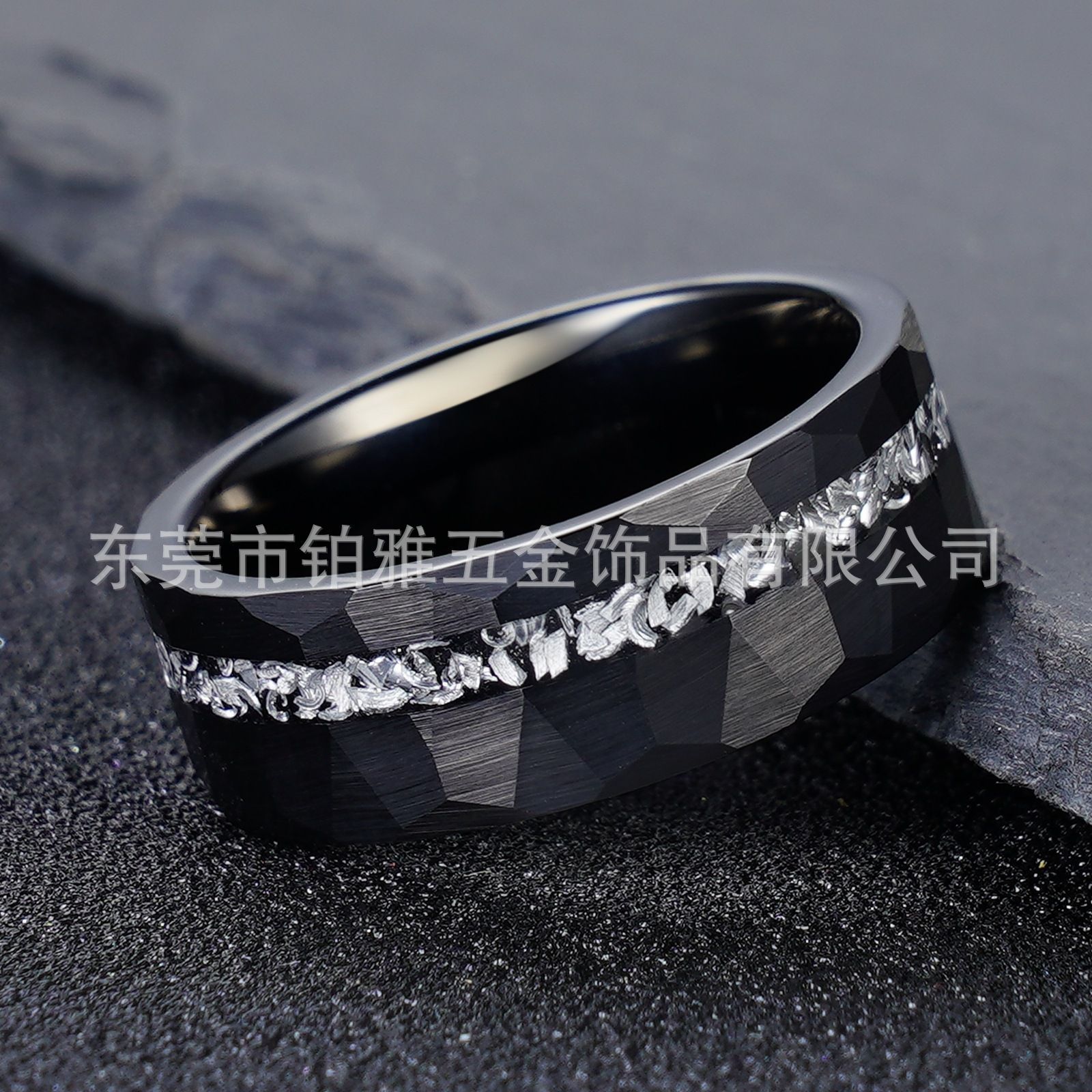 クロスボーダーホット販売電気メッキブラック 8 ミリメートルリングタングステン鋼ハンマーパターン象嵌石破片メンズリングニッチハイエンドセンス