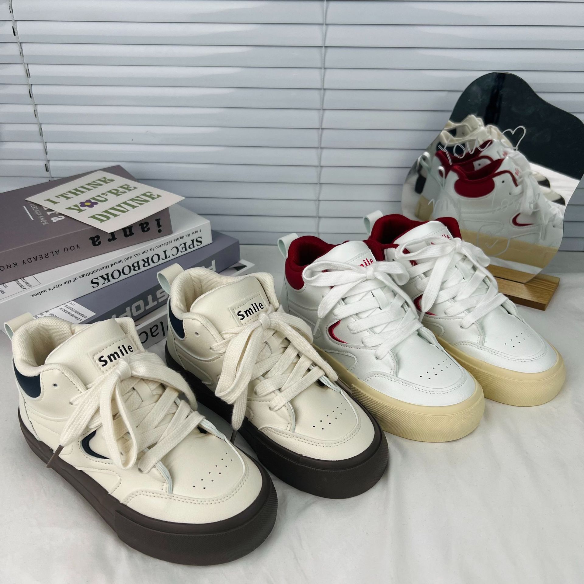 Los estudiantes de otoño e invierno de estilo coreano versátiles zapatos blancos de mujer 2023 zapatos de lona de cuero mid-top en línea zapatos casuales deportivos en vivo