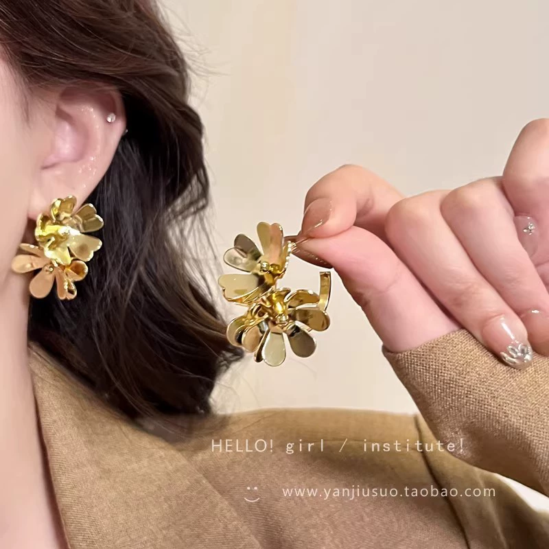 Brand universal small earrings from pearl