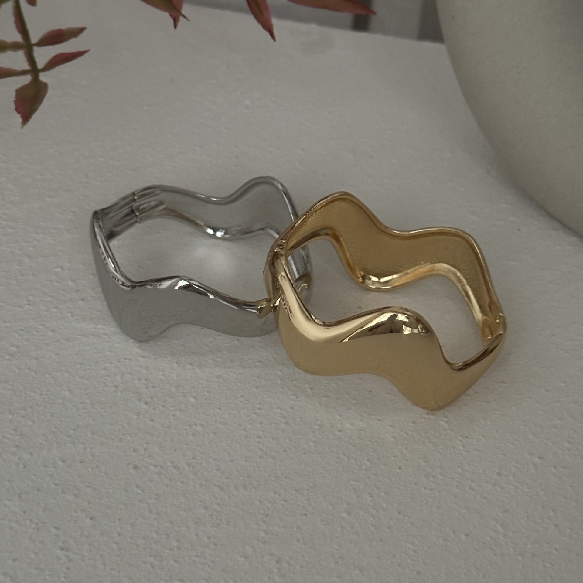 Exaggerated Solid Color Alloy Bangles Wholesale display picture 21