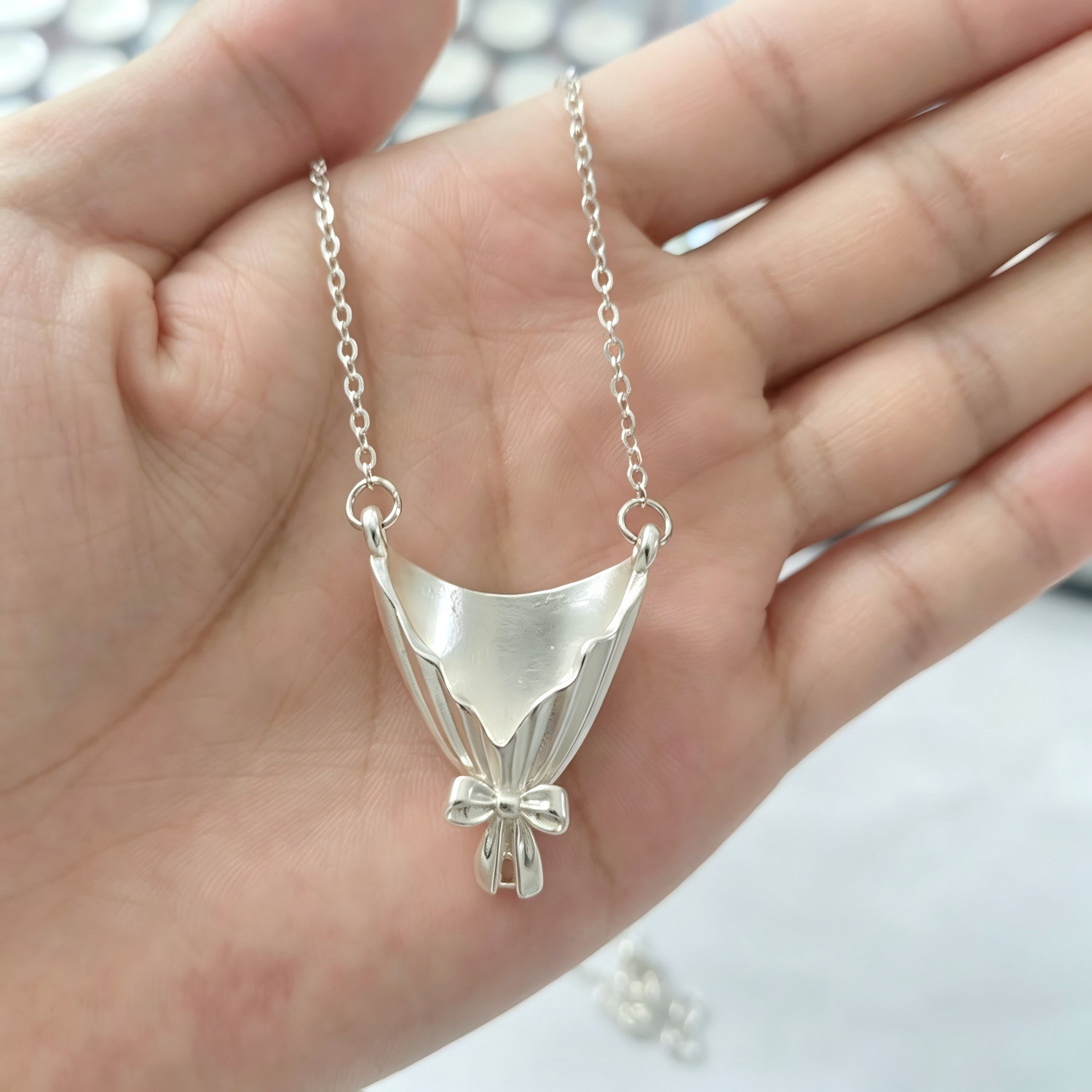 Popular Independent Brand Bouquet Bowknot Necklace for Women, with Flower Arrangement Design, Clavicle Chain with a Sense of Design, Light Luxury and High-End Feel