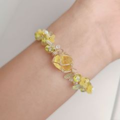 クチナシの花の形をしたグミキャンディ、森風の黄色いガラス、純手編みのネットポーチ、多用途のブレスレット、ビーズ、スズラン