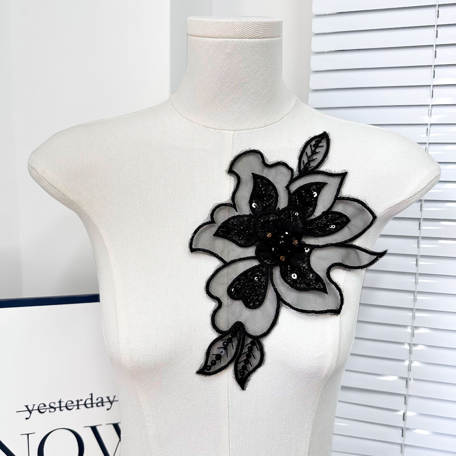 Cuentas de clavado blanco hechas a mano flor tridimensional sequinado cuentas calcomanías tela de pecho pegado vestido de boda vestido decoración