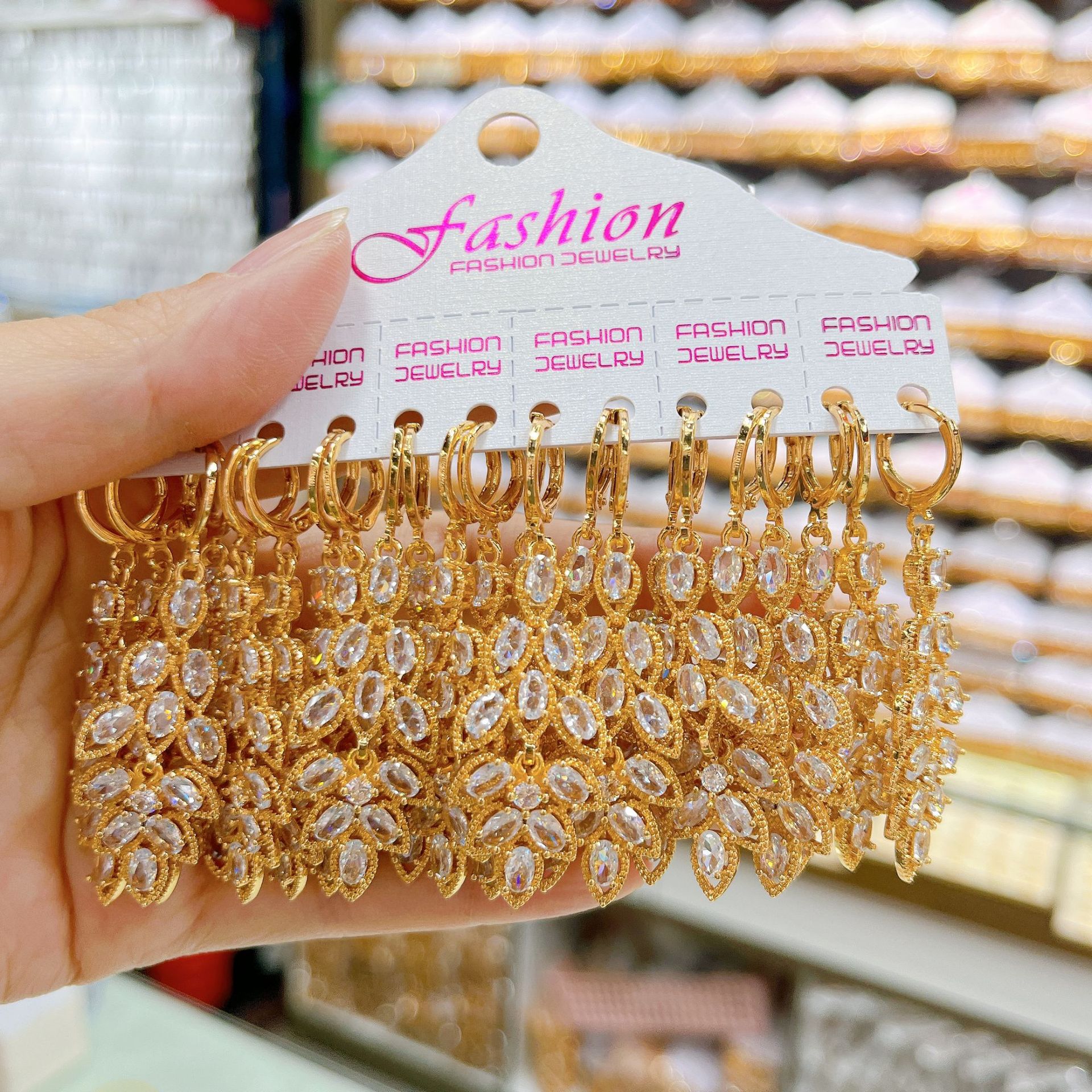 Aretes transfronterizos de cobre chapado en oro con bordas de aretes incrustados de zircón para orejetas de orejas para mujeres delicadas image 15