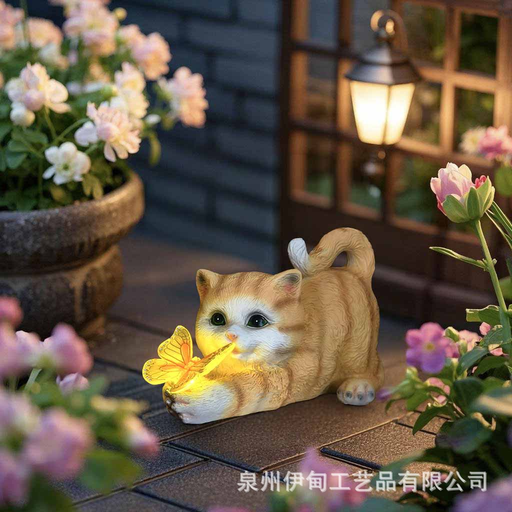 오렌지색 엎드린 고양이 나비 따뜻한 흰색 램프