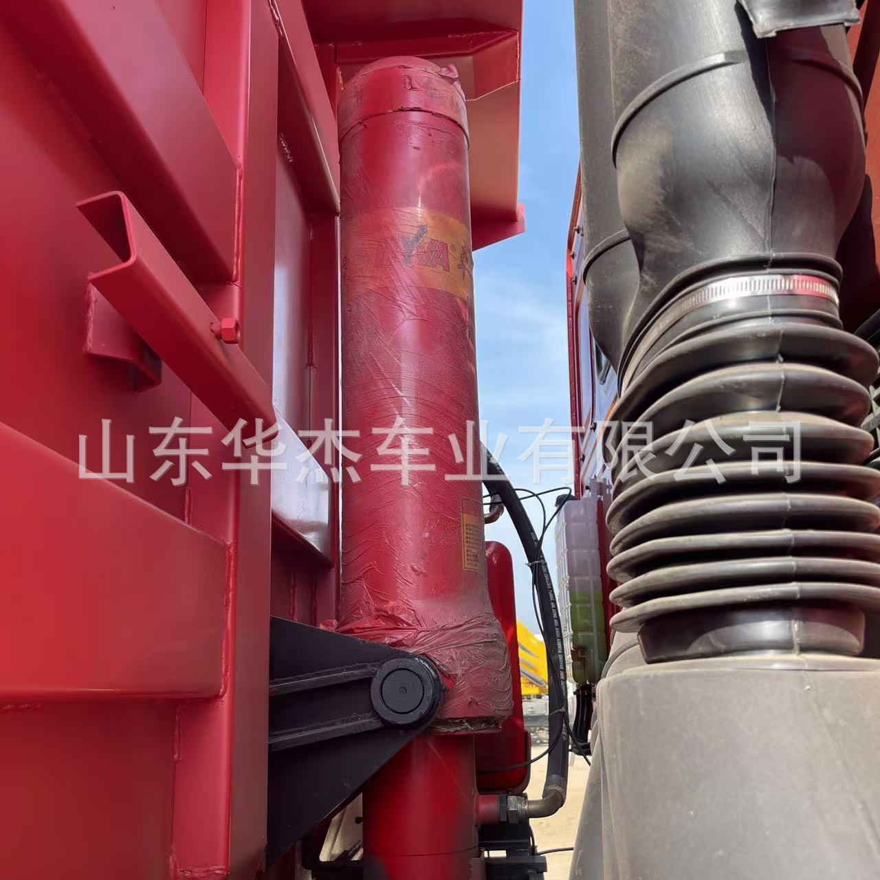 Cross-border Sinotruk Howo 8-wheel rear dump truck, 371 horsepower, for transporting soil and construction materials, export engineering truck