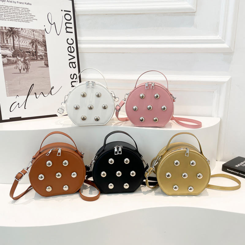 2025 primavera nueva moda personalidad nicho de moda extranjera bola remaches bolsos redondos bolsos de hombro de moda de mujer